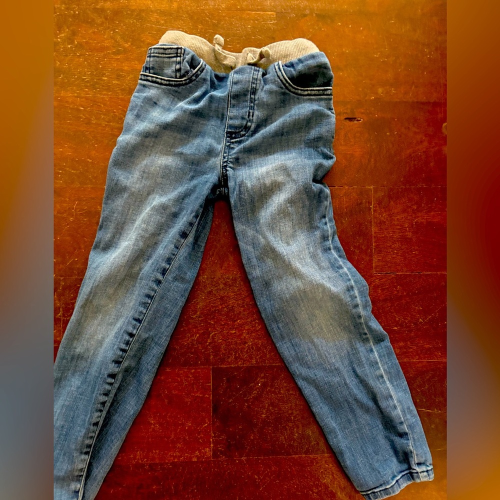 Tucker and Tate pull on jeans